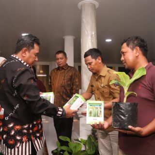 Jemput Bibit di Rujab Gubernur Sulsel, Kades Bonto Masunggu Siapkan Lahan 400 Hektare