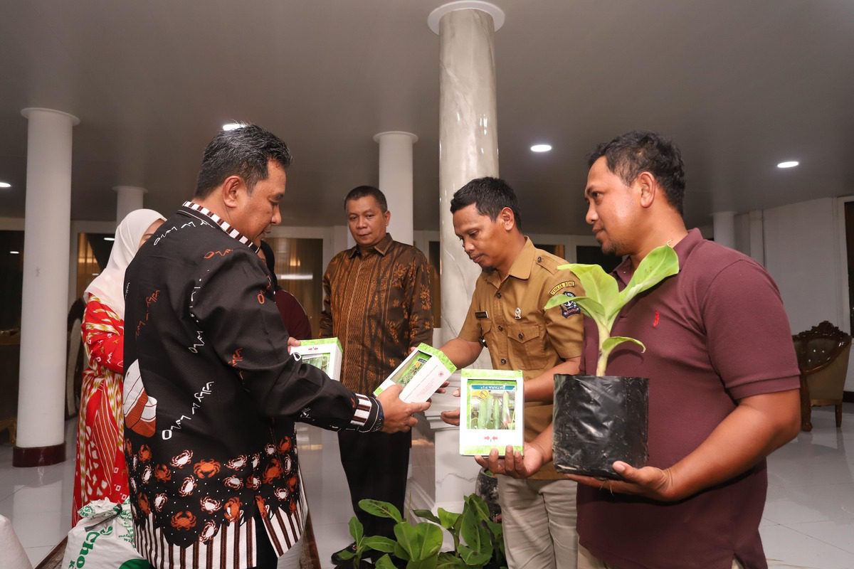 Jemput Bibit di Rujab Gubernur Sulsel, Kades Bonto Masunggu Siapkan Lahan 400 Hektare 1 Jemput Bibit di Rujab Gubernur Sulsel, Kades Bonto Masunggu Siapkan Lahan 400 Hektare