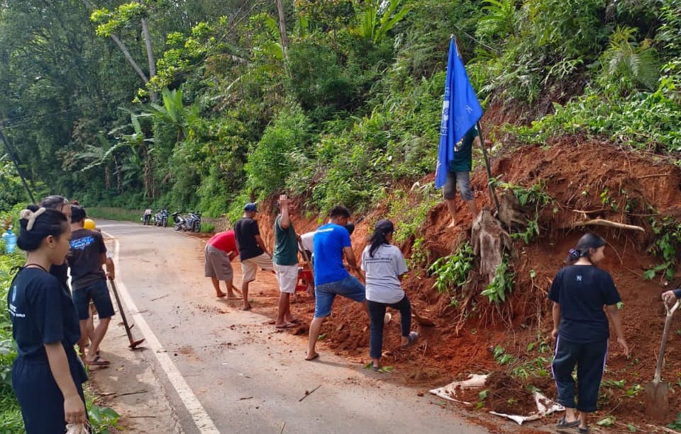 Dies Natalis PPGT ke-61, PPGT Klasis Madandan Gelar Baksos - Bersihkan Material Longsor