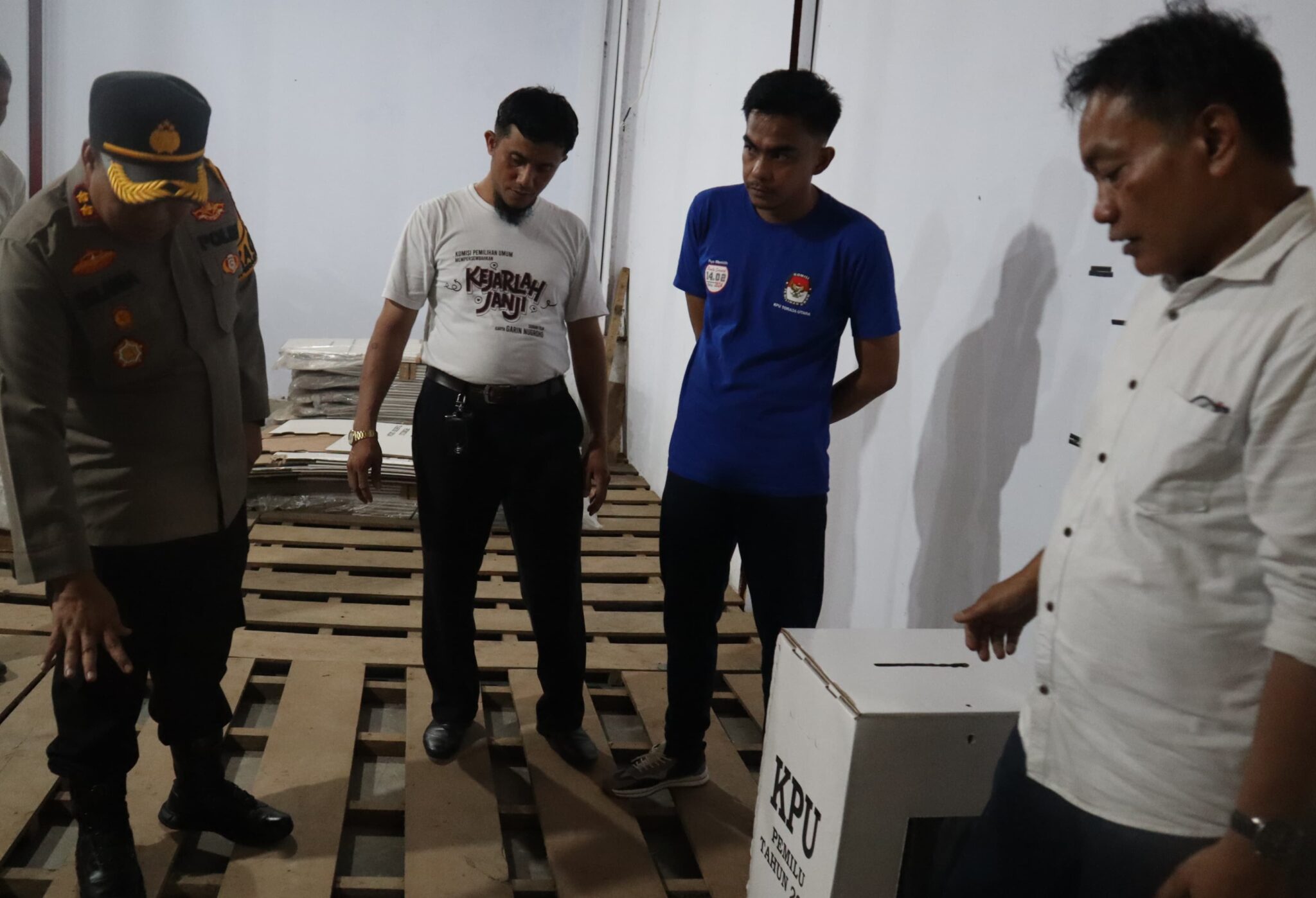 Pantau Gudang KPU Toraja Utara, Zulanda Pastikan Logistik Aman