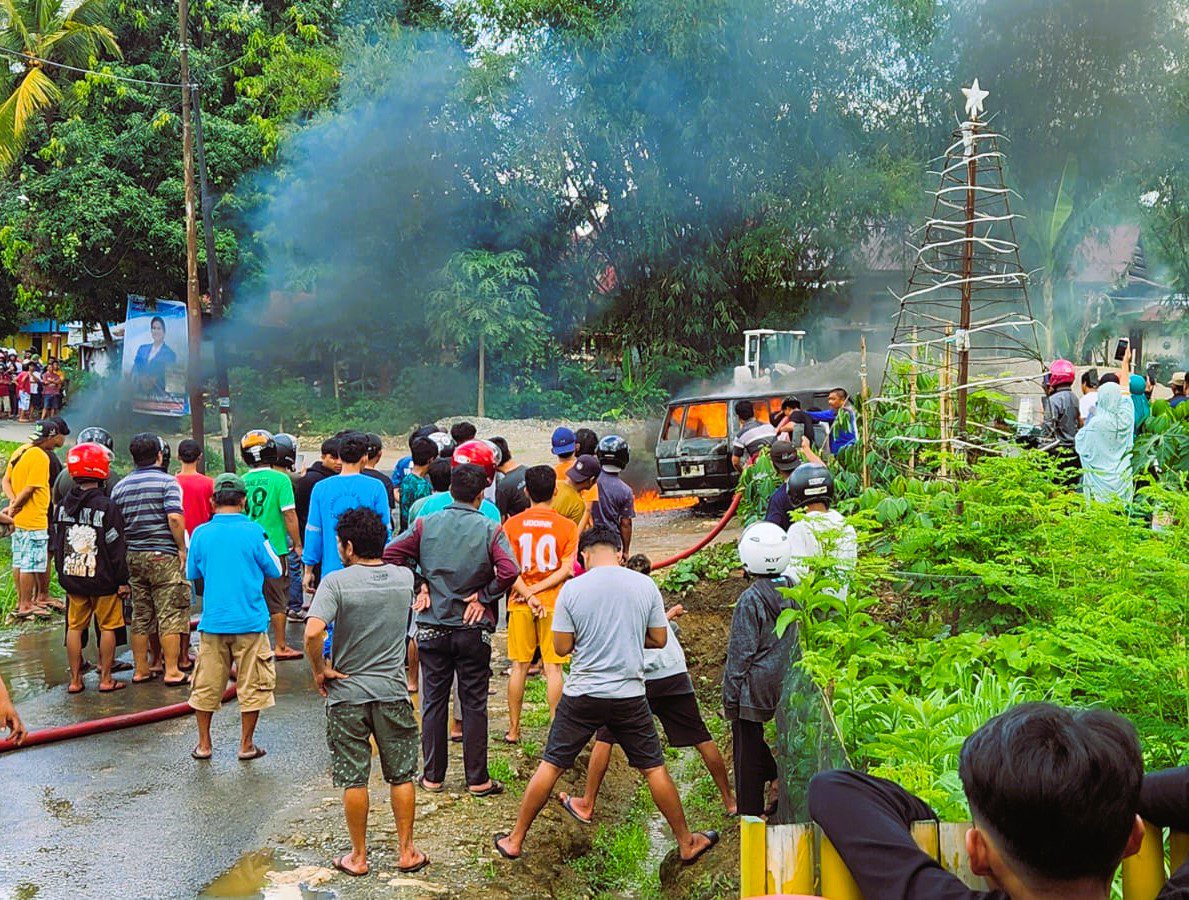 BREAKING NEWS: Diduga Mengangkut BBM, Sebuah Mobil Minibus di Makale Ludes Terbakar
