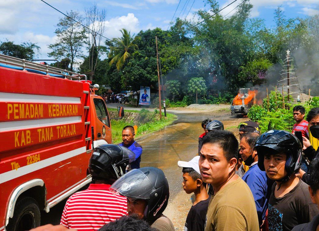 BREAKING NEWS: Diduga Mengangkut BBM, Sebuah Mobil Minibus di Makale Ludes Terbakar