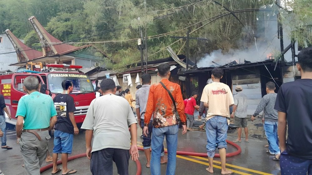 Dua Warung Tuak dan Barber Shop di Makale Tana Toraja Ludes Terbakar 2 Dua Warung Tuak dan Barber Shop di Makale Tana Toraja Ludes Terbakar
