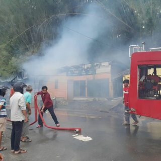 Dua Warung Tuak dan Barber Shop di Makale Tana Toraja Ludes Terbakar