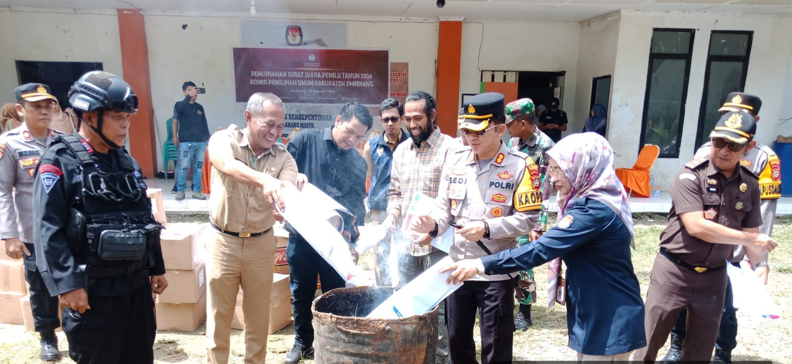 KPU Enrekang Bakar 16.539 Surat Suara yang Rusak dan Lebih