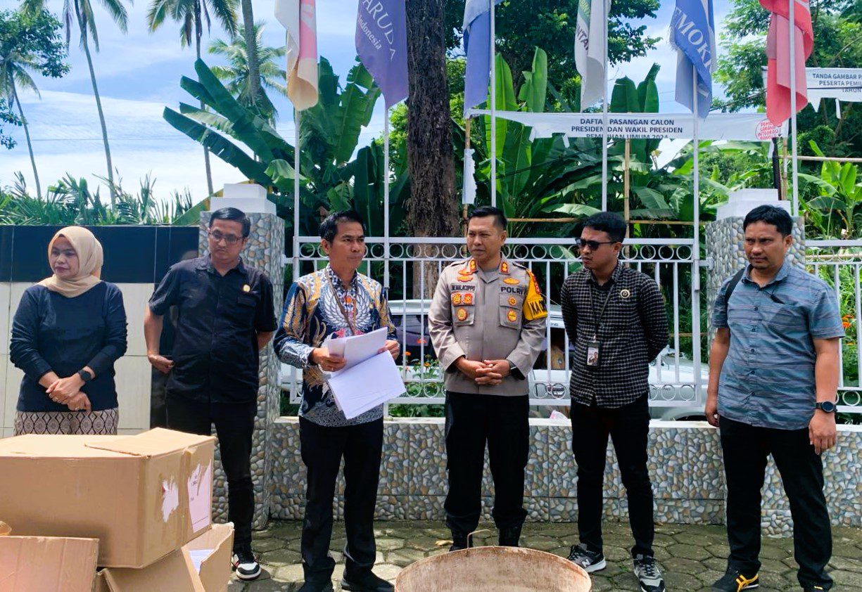 KPU Tana Toraja Musnahkan Ribuan Surat Suara Rusak dan Lebih