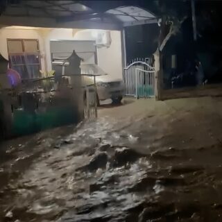 Diguyur Hujan Lebat, Jalan di Tandung Makale Berubah Menjadi Sungai