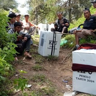 Petugas Berjalan Kaki Bawa Logistik Pemilu ke Pelosok Tana Toraja