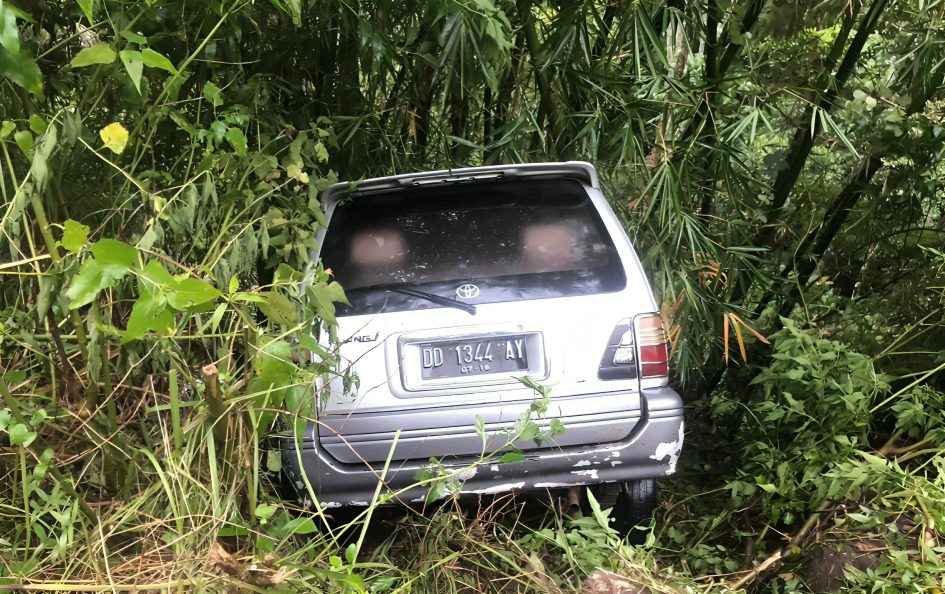 Mobil Terperosok ke Jurang di Rindingallo Toraja Utara, Sopir Hilang 1 Mobil Terperosok ke Jurang di Rindingallo Toraja Utara, Sopir Hilang