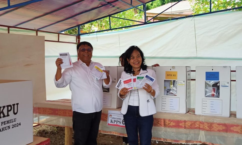 Bupati Tana Toraja Bareng Istri Kompak Pakai Baju Putih saat Nyoblos