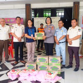 Samsat Tana Toraja Salurkan Bantuan Kepada Korban Banjir Makale