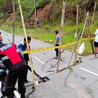 Tak Kunjung Diperbaiki, Jalan Amblas ke Bandara Toraja Dipasangi Garis Polisi