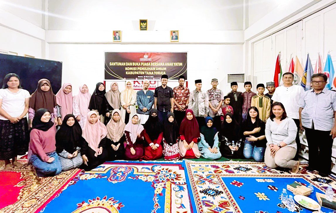 KPU Tana Toraja Buka Puasa Bersama Anak Yatim 2 KPU Tana Toraja Buka Puasa Bersama Anak Yatim