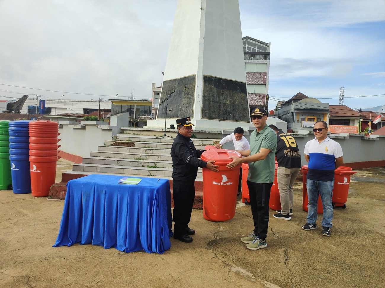 Terima 25 Tong Sampah dari Bank Sulselbar, Bupati Harap Toraja Utara Seperti Eropa