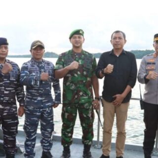 Pj Wali Kota Parepare Akbar Ali Kunjungi Kapal Angkatan Laut Birang di Pelabuhan Nusantara