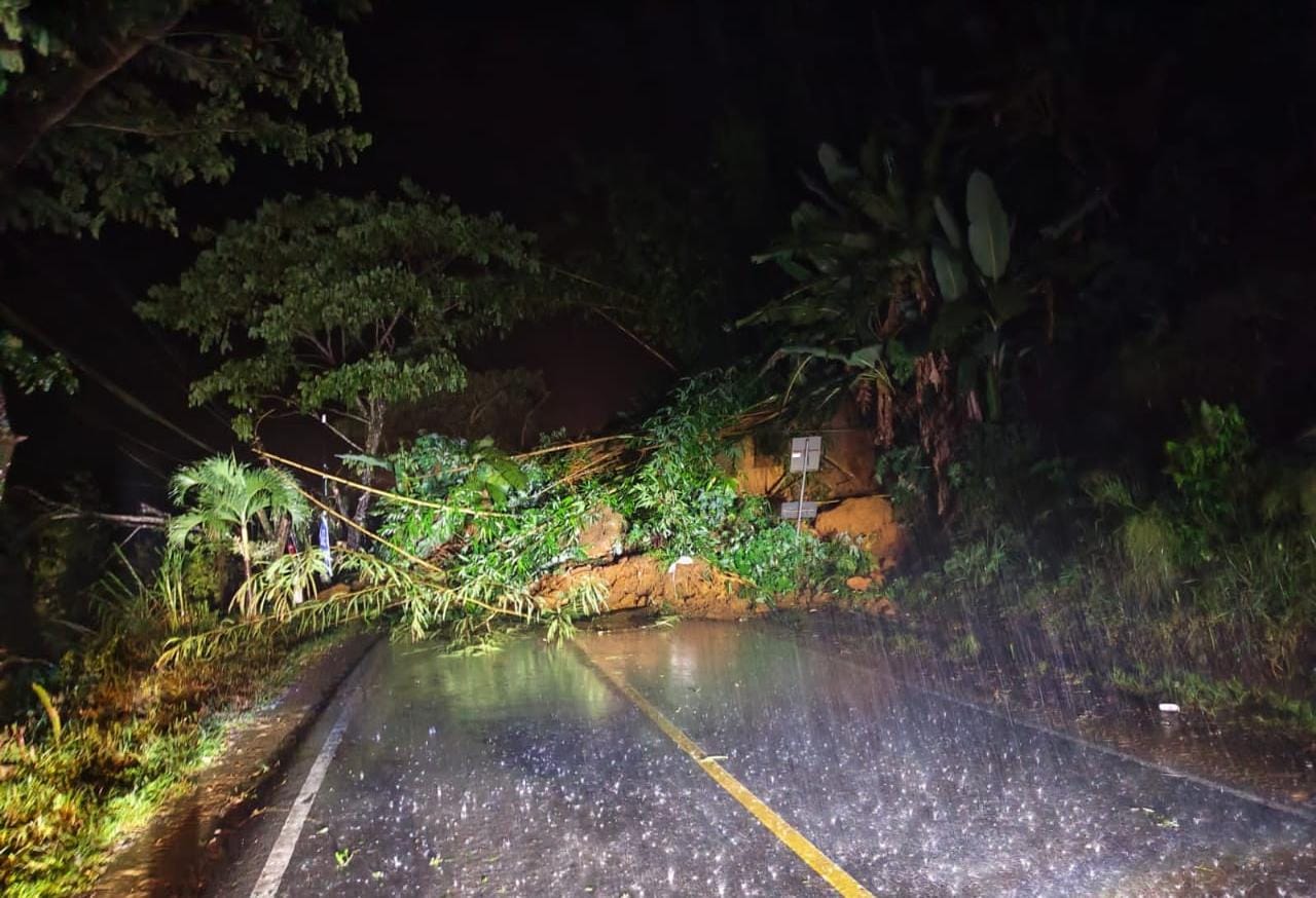 Jalan Poros Makale-Rantepao di Siguntu’ Tertutup Longsor