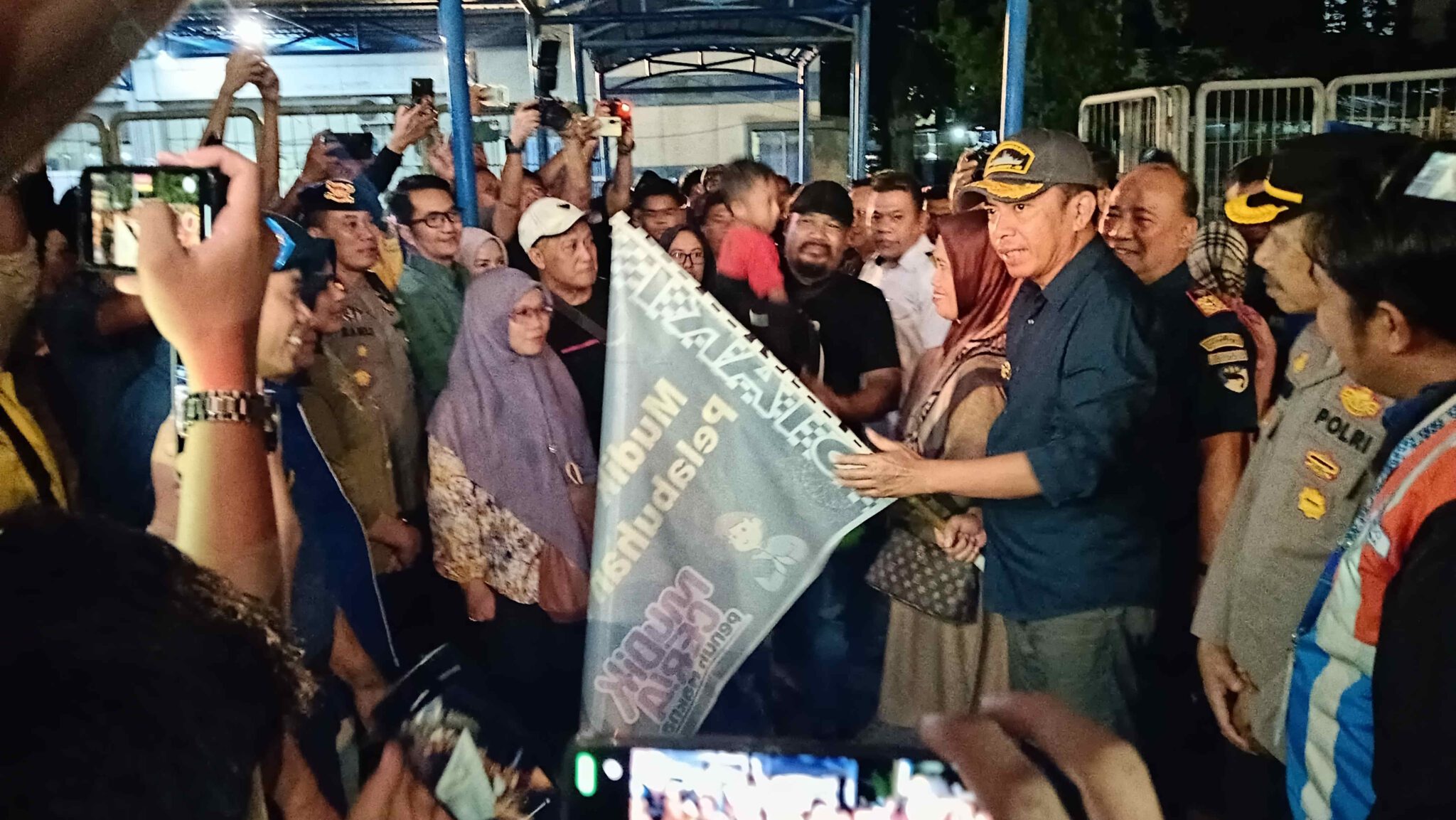Pj Wali Kota Parepare Akbar Ali Lepas Keberangkatan Pemudik Gratis