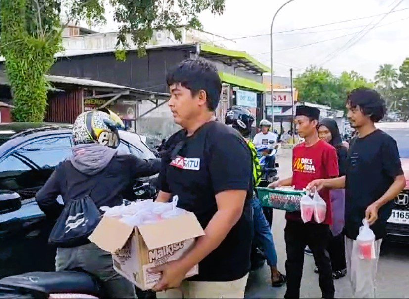 Bentuk Kesyukuran, Jurnalis Palopo Bagi Takjil ke Pengendara 1 Bentuk Kesyukuran, Jurnalis Palopo Bagi Takjil ke Pengendara