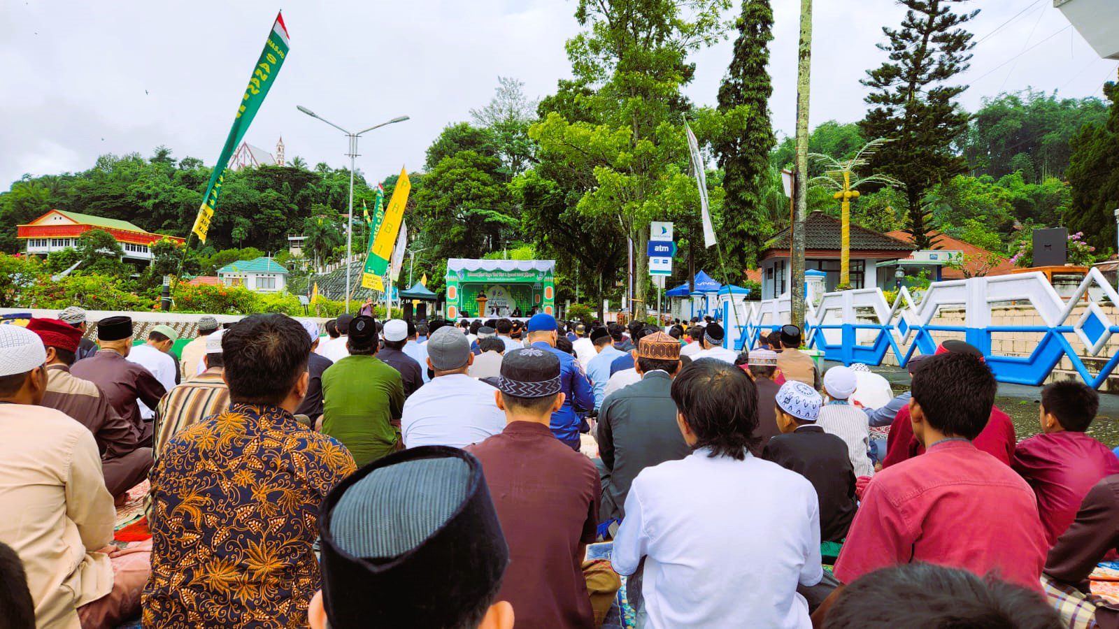 Ribuan Ummat Muslim Padati Shalat Id di Plaza Kolam Makale
