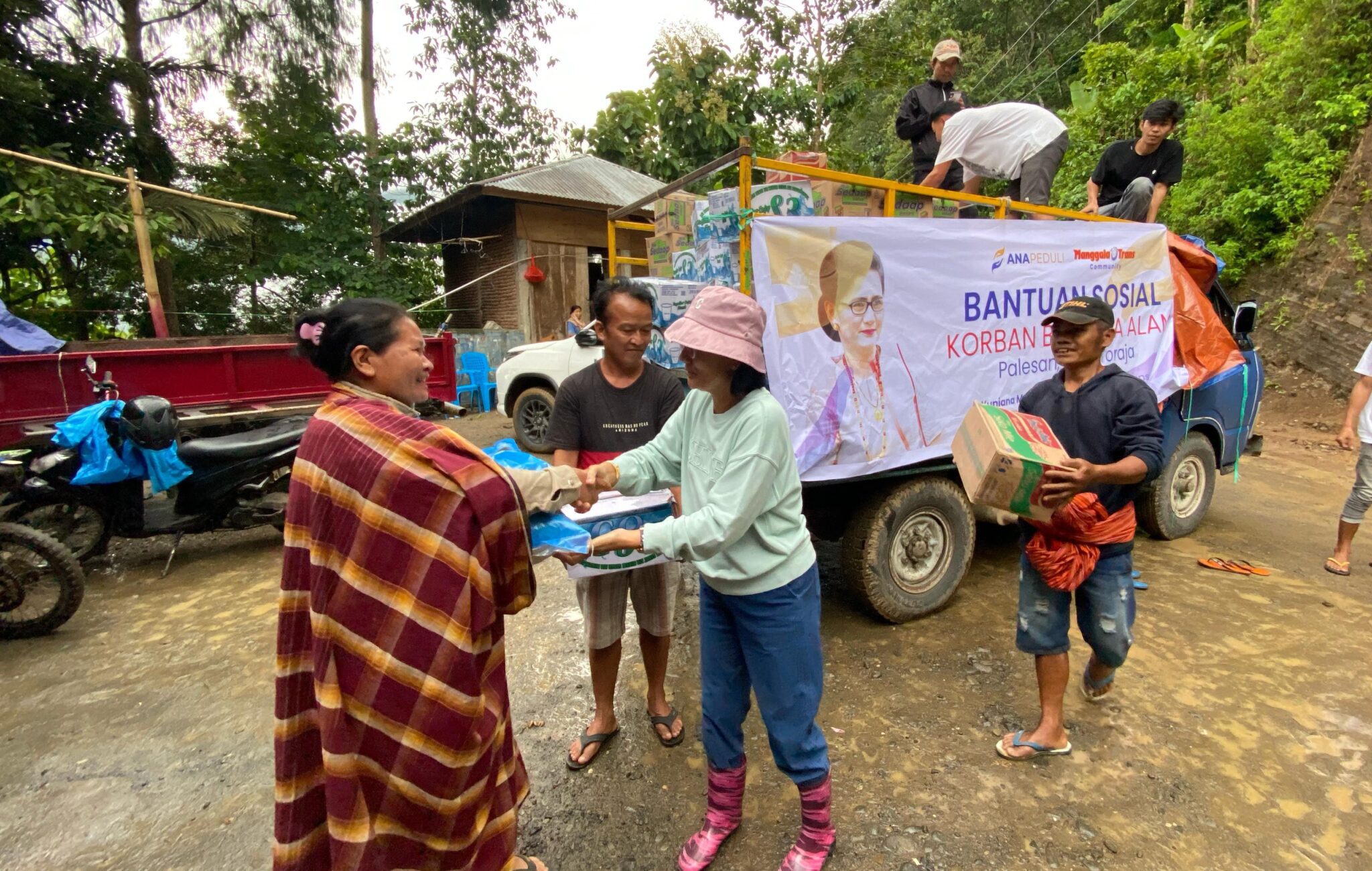 Yuniana Mulyana Salurkan Bantuan untuk Korban Longsor Palesan Tana Toraja