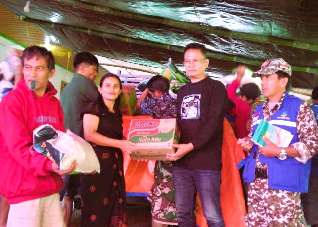 Keluarga Bitticaca Tallangsura’ Serahkan Bantuan kepada Korban Longsor Palangka
