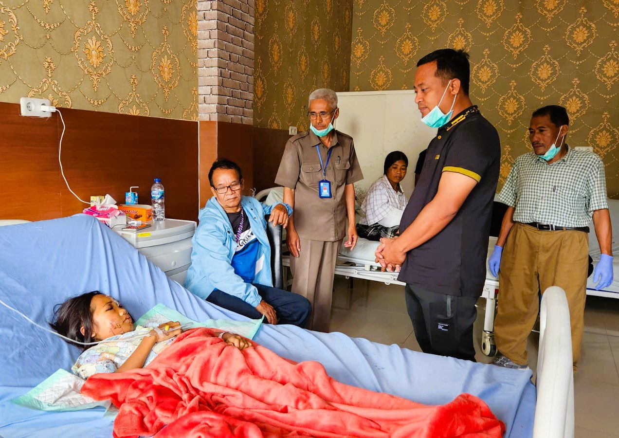 Kunjungi Korban Longsor Palangka, Andi Sudirman Datangi RS Sinar Kasih Makale