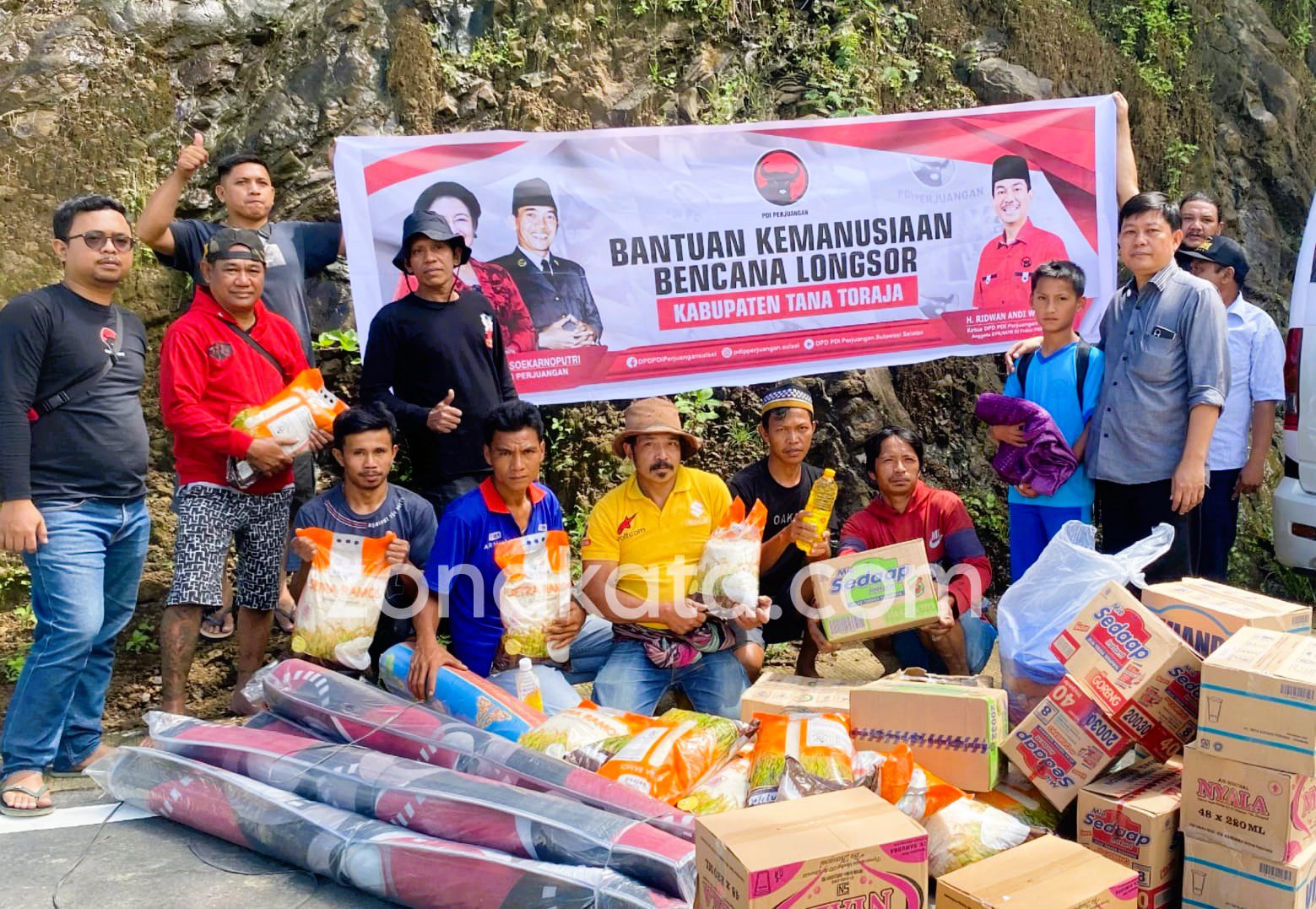 DPD PDIP Sulsel Salurkan Bantuan Kepada Pengungsi Korban Longsor di Tana Toraja