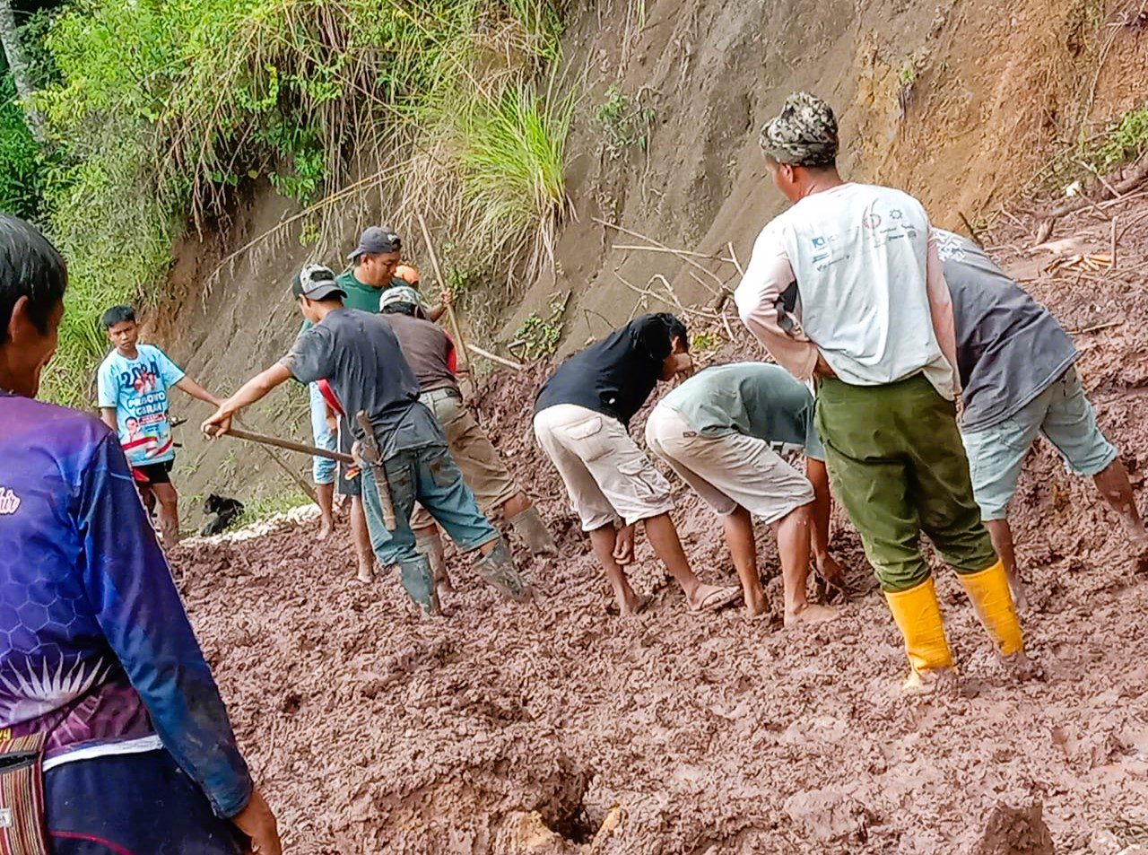 Longsor Kembali Terjang Poros Ke Bokin, Dua Kelurahan dan Dua Lembang Terisolir