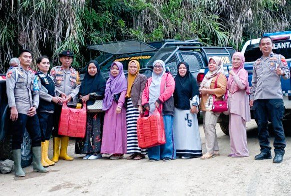 Kelompok Pengajian To'kaluku Sambangi Keluarga Korban Bencana Tanah Longsor di Makale Selatan