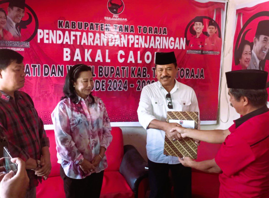 Maju Pilkada Tana Toraja, Darma Lelepadang Mendaftar di PDI Perjuangan 1 Maju Pilkada Tana Toraja, Darma Lelepadang Mendaftar di PDI Perjuangan