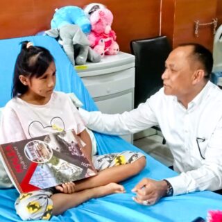 Diwakili VDB, Jusuf Kalla Serahkan Santunan Kepada 2 Korban Longsor Palangka