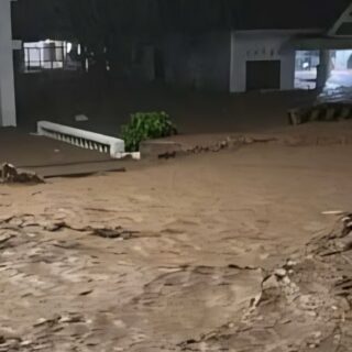 Banjir Bandang, Jalan Poros Enrekang-Toraja Lumpuh Total