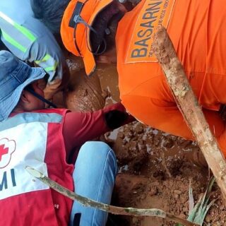 Relawan PMI Sigap Bantu Evakuasi Korban Longsor Buntao Toraja Utara