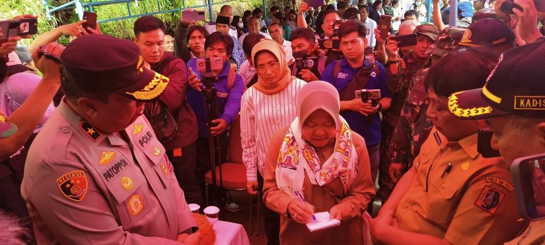 Tinjau Lokasi Longsor di Tana Toraja, Risma Beri Santunan untuk Keluarga Korban 2 Tinjau Lokasi Longsor di Tana Toraja, Risma Beri Santunan untuk Keluarga Korban