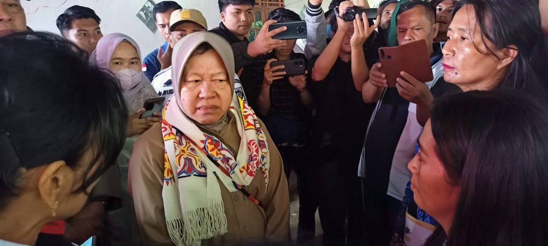 Tinjau Lokasi Longsor di Tana Toraja, Risma Beri Santunan untuk Keluarga Korban