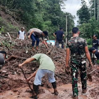 Salut, Warga Bokin Bersama Anggota TNI Buka Akses Jalan dengan Alat Seadanya