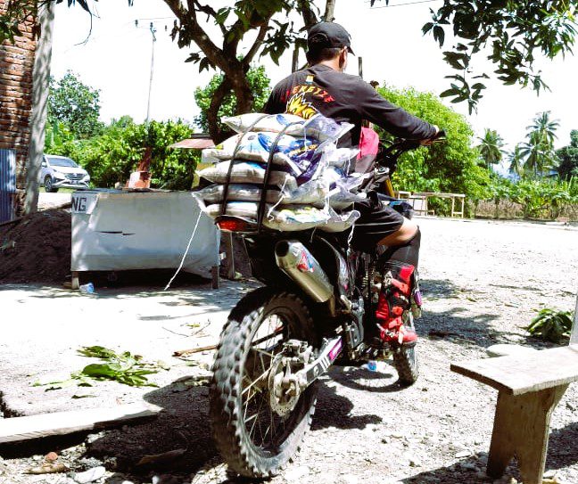 Jembatan Roboh, Bantuan Andi Sudirman Bagi Korban Banjir Luwu Disalurkan Pakai Katrol