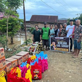 Andalan Sulsel Peduli dan AAS Community Salurkan Bantuan Korban Banjir di Sidrap
