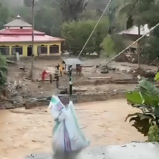 Jembatan Roboh, Bantuan Andi Sudirman Bagi Korban Banjir Luwu Disalurkan Pakai Katrol
