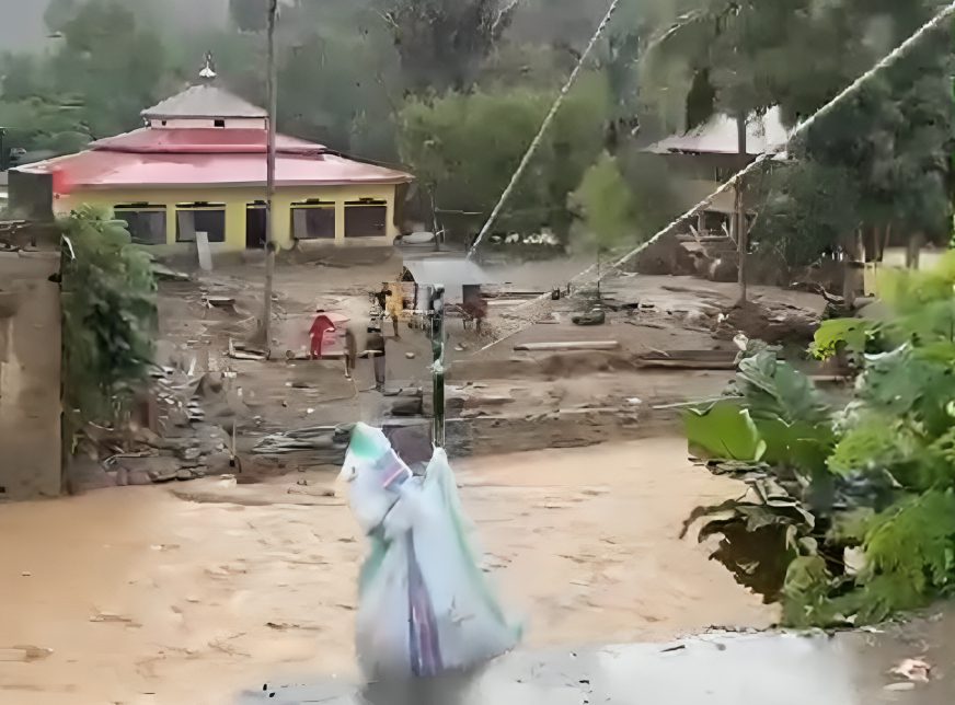 Jembatan Roboh, Bantuan Andi Sudirman Bagi Korban Banjir Luwu Disalurkan Pakai Katrol