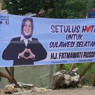 Spanduk Fatmawati Rusdi ‘Setulus Hati Sulawesi Selatan’ Bertebaran di Toraja Utara
