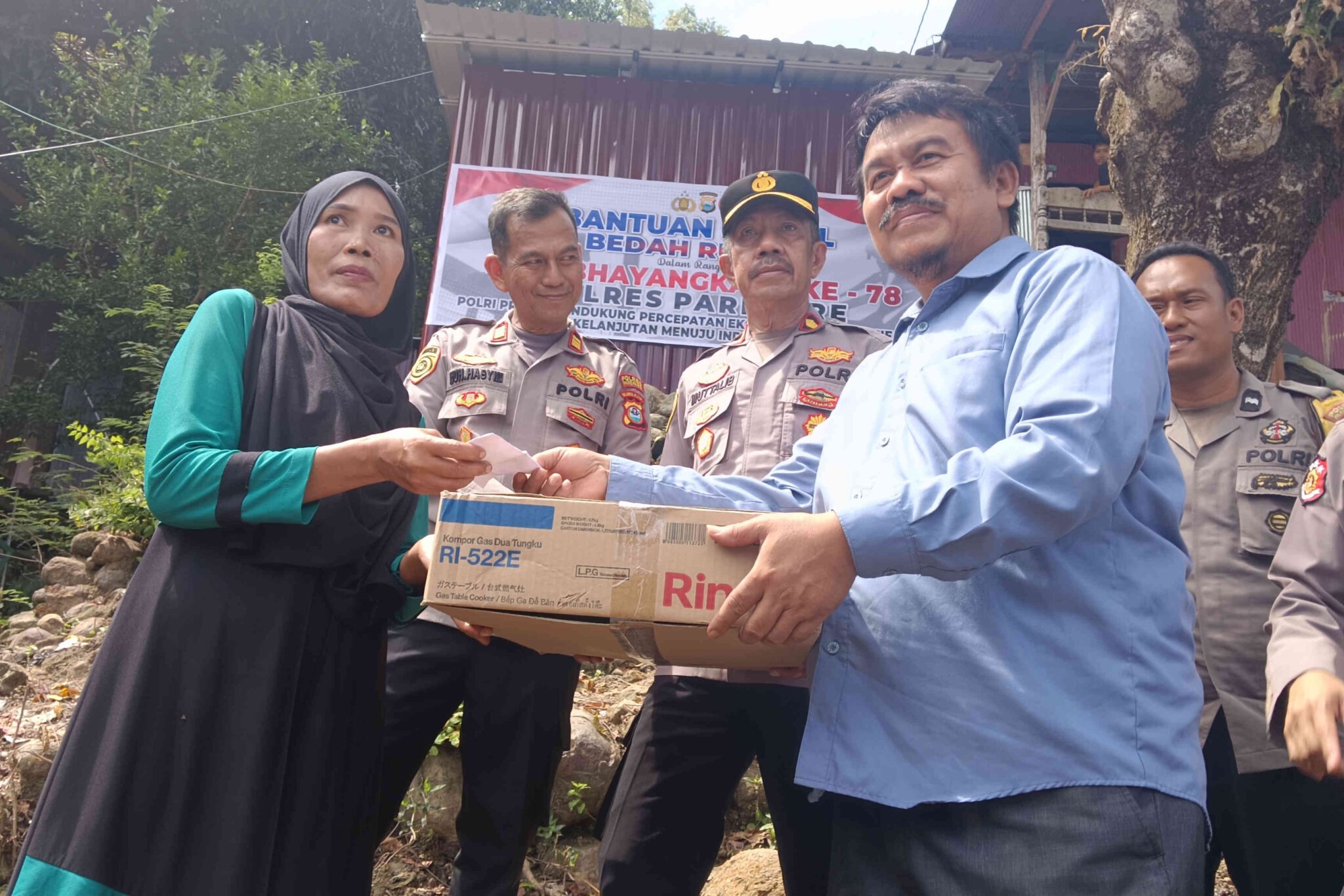 Dapat Bantuan Bedah Rumah, Warga Menangis di Parepare