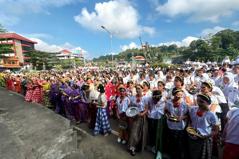 Pecahkan Rekor Muri, Tarian Massal Padduppa di Toraja Libatkan 2.220 Pelajar