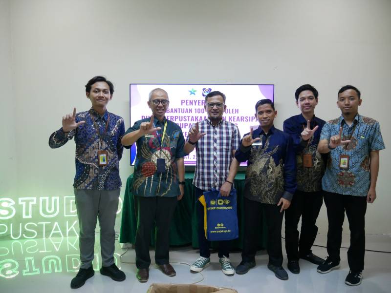 Disputaka Enrekang Sumbang 100 Buku ke PPK Pratama Parepare