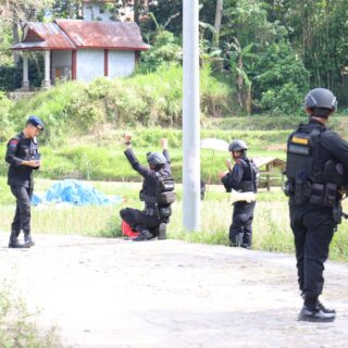 Tim Penjinak Bom Ledakkan Granat Aktif yang Ditemukan Warga di Toraja