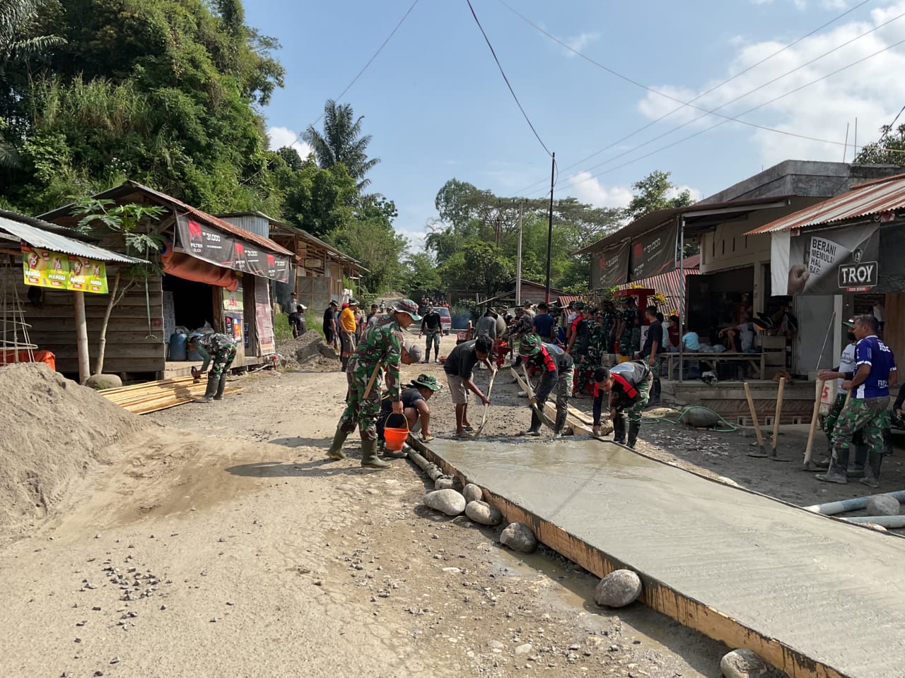 TNI-Polri dan Warga Gotong Royong Rabat Jalan Rusak di Tapparan Tana Toraja