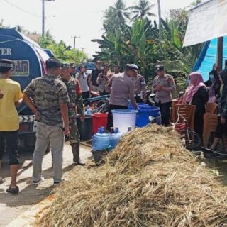 PAM Tirta Karajae Distribusi Air Bersih ke Lokasi Bencana Banjir di Wajo