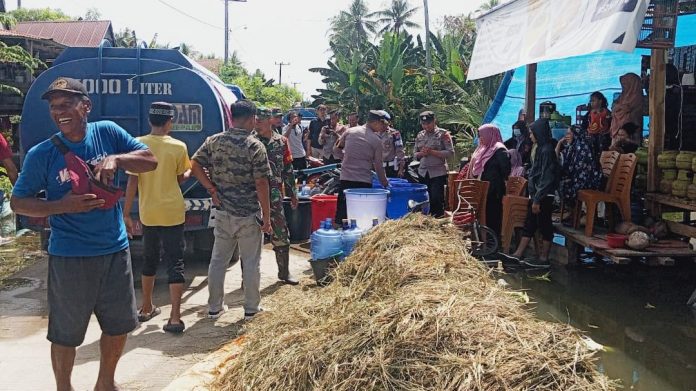 PAM Tirta Karajae Distribusi Air Bersih ke Lokasi Bencana Banjir di Wajo