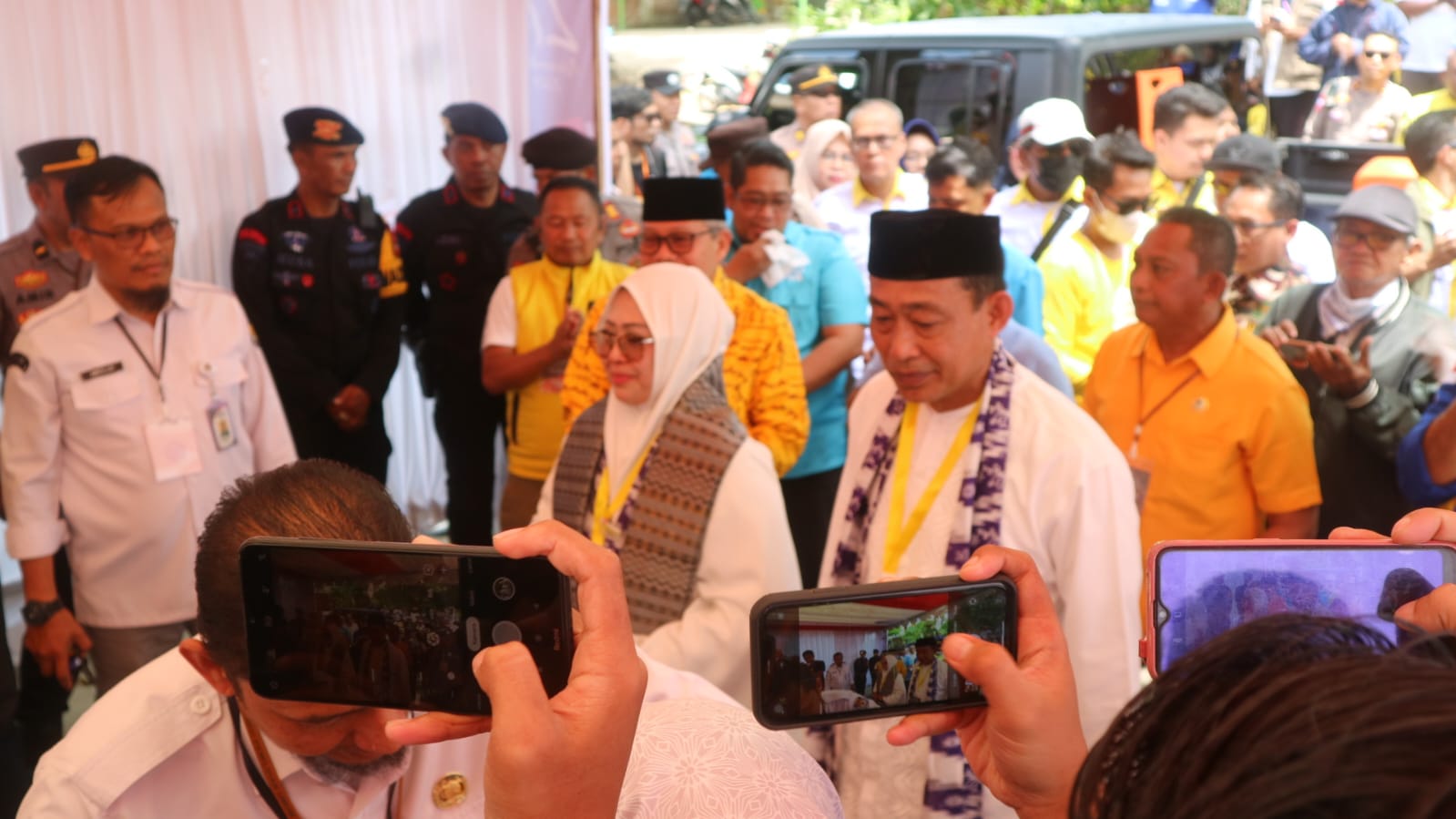 Daftar di KPU, Ribuan Pendukung Kawal Erat Bersalam