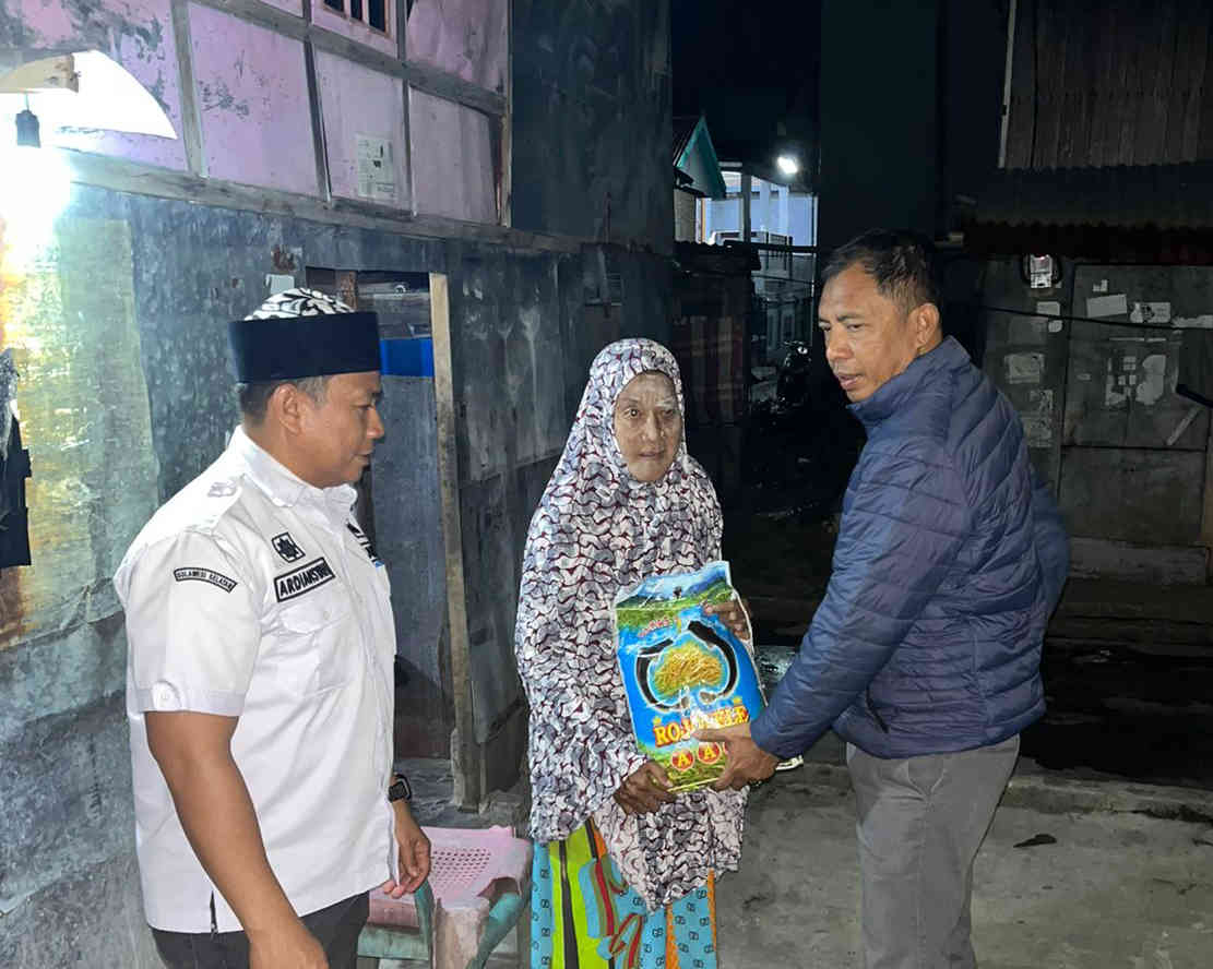 Akbar Ali Sapa Warga Bacukiki Barat, Salurkan Bantuan Langsung